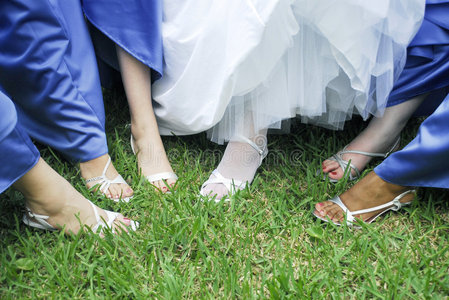 新娘和伴娘的脚