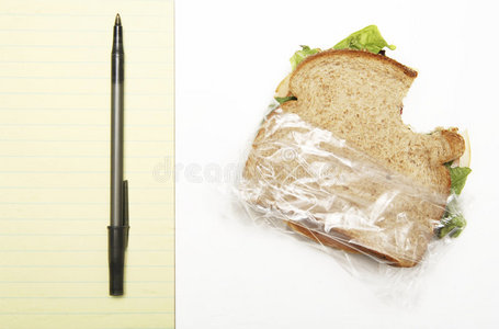 书桌上的三明治