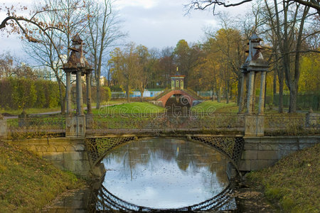 公园里的旧桥
