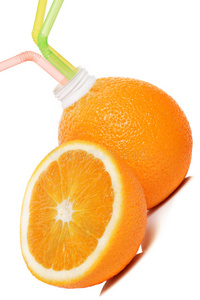 橙汁的太阳镜的女孩鲜橙汁在大和小杯鲜橙汁鲜橙汁的玻璃鲜橙汁花园里