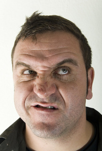 怒容满面怒容满面,愤怒的人照片