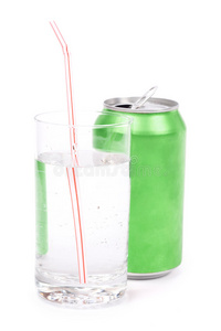 绿色汽水罐和玻璃杯图片