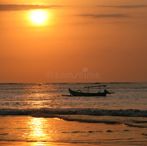 夕阳中的漂流船