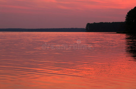 水上的粉红色日落
