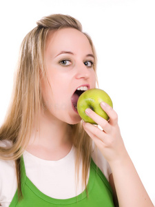 吃苹果的年轻女子。孤立的