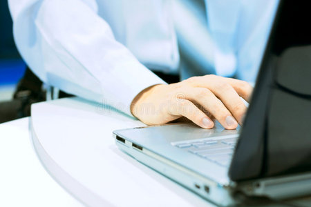 电脑前工作图片