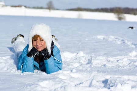 躺在雪地里