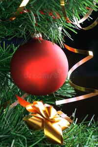 挂在圣诞树上的红球