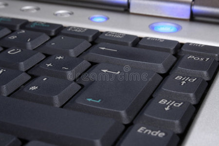 带蓝色开启按钮的笔记本电脑键盘