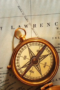 旧加拿大地图上的古铜指南针图片