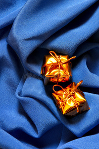 蓝色丝绸背景的贵重礼品图片
