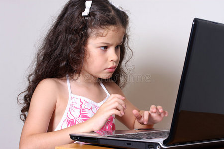 女孩和电脑