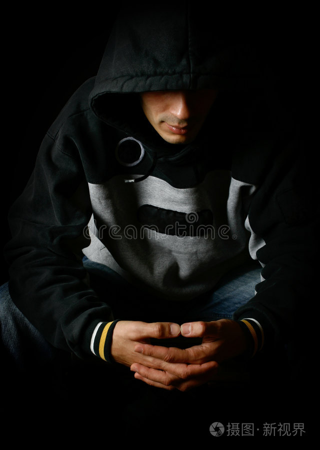 戴着帽子的男人沉思着带着情绪灯