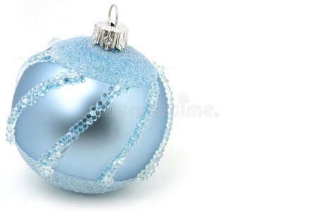 孤立的浅蓝色圣诞球
