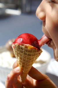 吃冰淇淋的孩子图片