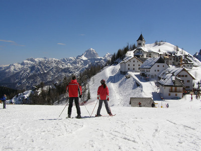 滑雪者和高山村庄全景
