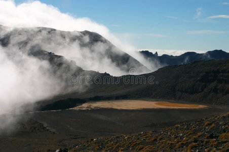 火山口和云雾笼罩着它图片