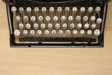 木制书桌上的古董打字机