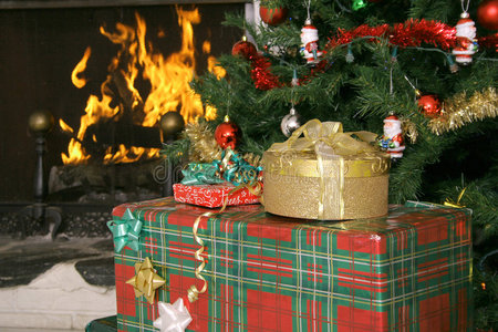 圣诞树礼物和垂直壁炉图片