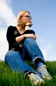 坐在草地上的年轻女子