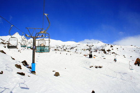 滑雪场和雪山图片