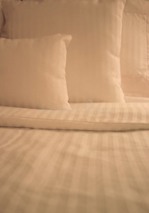 干净的白色床单在床上