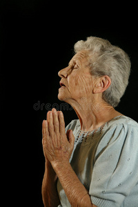 上了年纪的白种女人祈祷