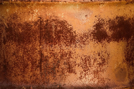 金属桶上的红色锈斑照片