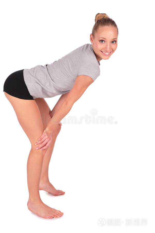 运动女孩向前弯腰