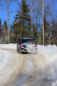 森林雪路越野车