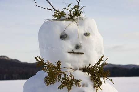 湖面上的快乐雪人