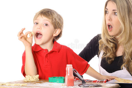 偷吃饼干的小孩照片