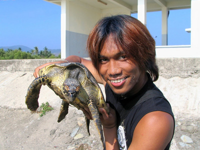 抱海龟的男孩