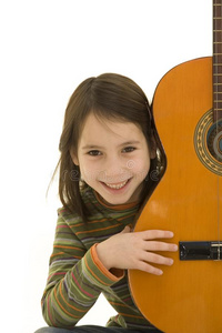 弹原声吉他的小女孩图片