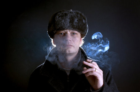抽烟的男人照片