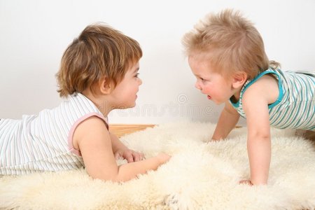 毛皮地毯上的两个孩子图片