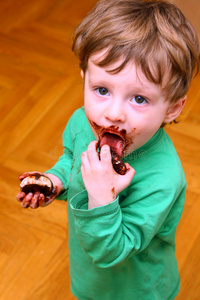 那男孩吃了一片西风照片