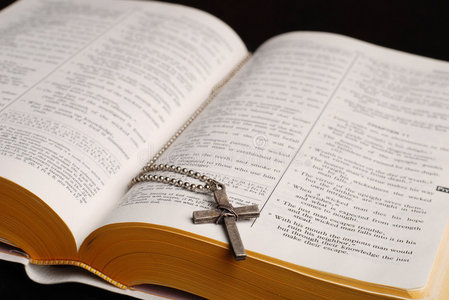 圣经与十字架照片