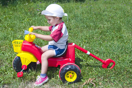 三轮车小孩骑三轮车的男孩照片