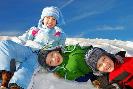 雪地里快乐的孩子照片