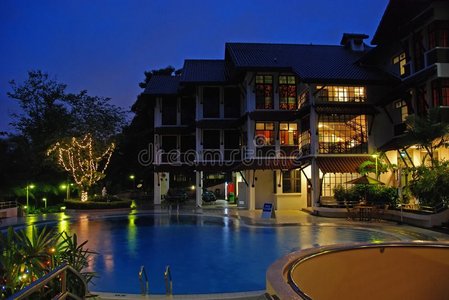 酒店及游泳池夜景图片