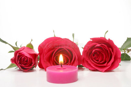 蜡红蜡烛和红玫瑰照片