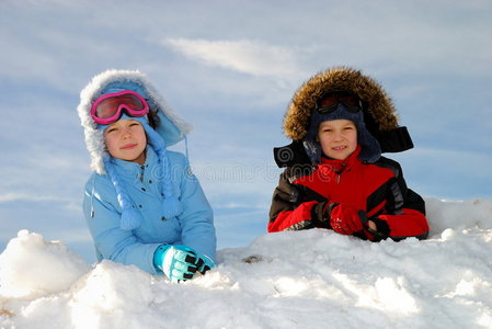 孩子们在雪中玩耍