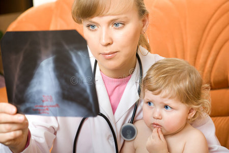 医生和婴儿在看x光片