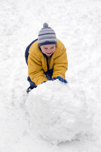 男孩滚雪人