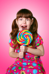 一个女孩舔棒棒糖的亮粉色图像
