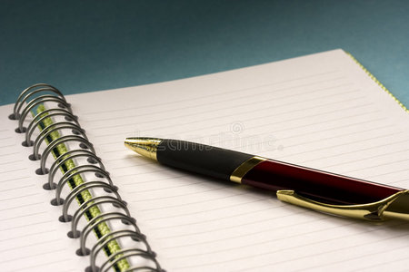 页面记事本笔和笔记本空白工作表的详细信息粉色便签纸图标集贴在墙上