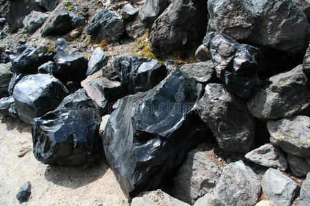 熔岩流中的黑曜石图片
