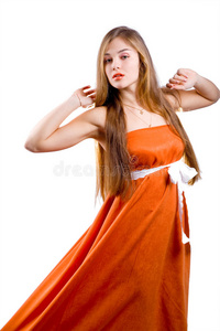 穿着橙色连衣裙的漂亮女士