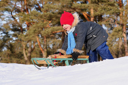 在阳光明媚的冬日里滑雪的女孩